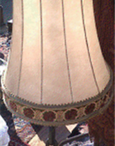 Lampara con base de hierro, con madera incrustada